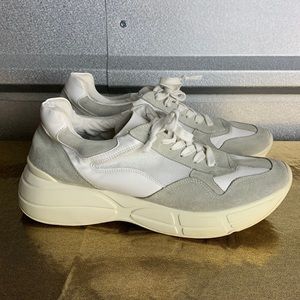 S29 STEVE MADDEN Chunky Gray & White Dad Shoes